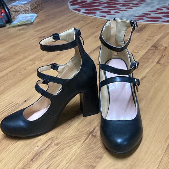 Shoes - Gorgeous strappy heels size 8